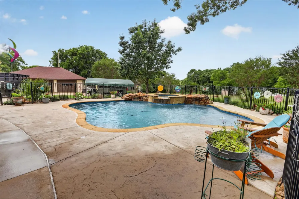 105 Elm Drive Oak Leaf, TX 75154