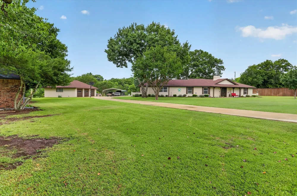 105 Elm Drive Oak Leaf, TX 75154