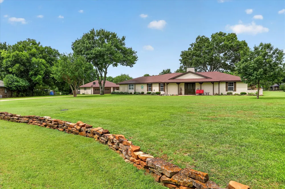 105 Elm Drive Oak Leaf, TX 75154