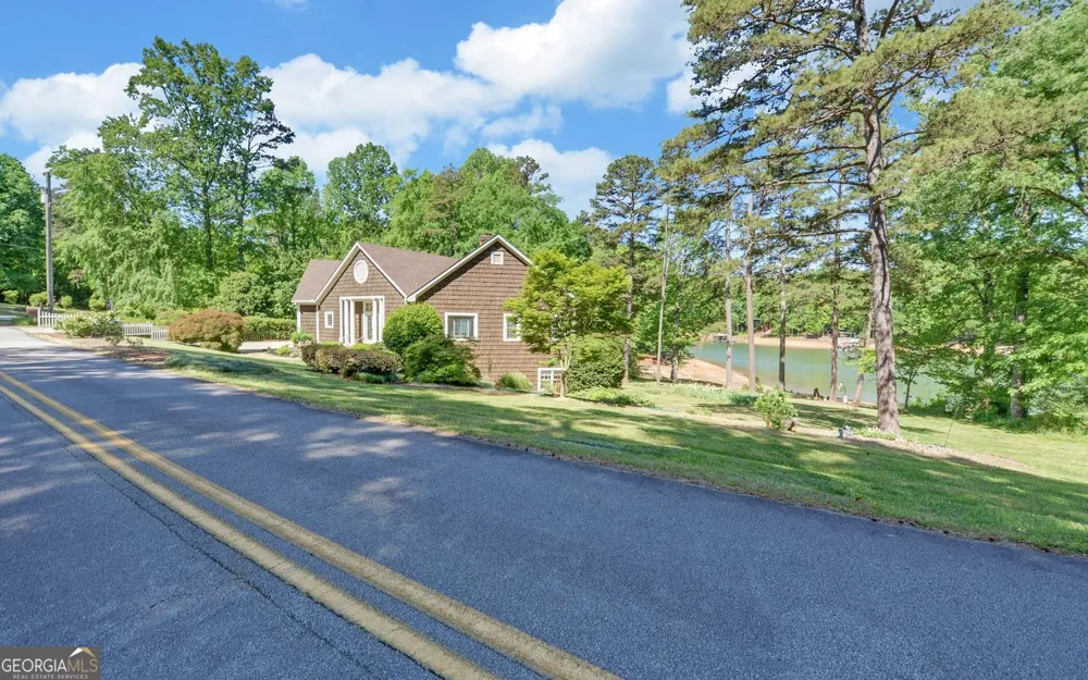 1700 Harbor Light Marina RD Lavonia, GA 30553