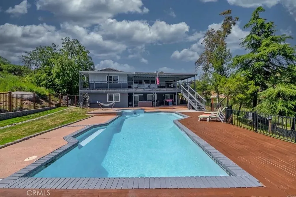 2302 Via Dieguenos Alpine, CA 91901