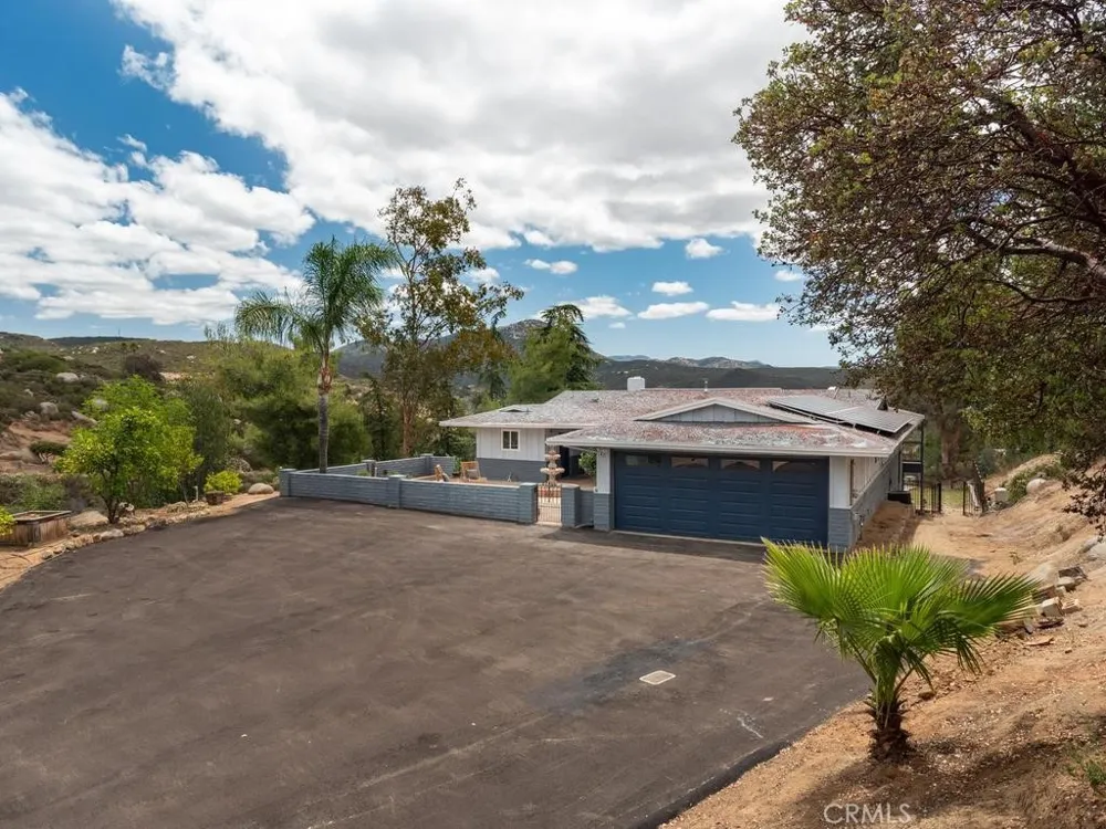 2302 Via Dieguenos Alpine, CA 91901