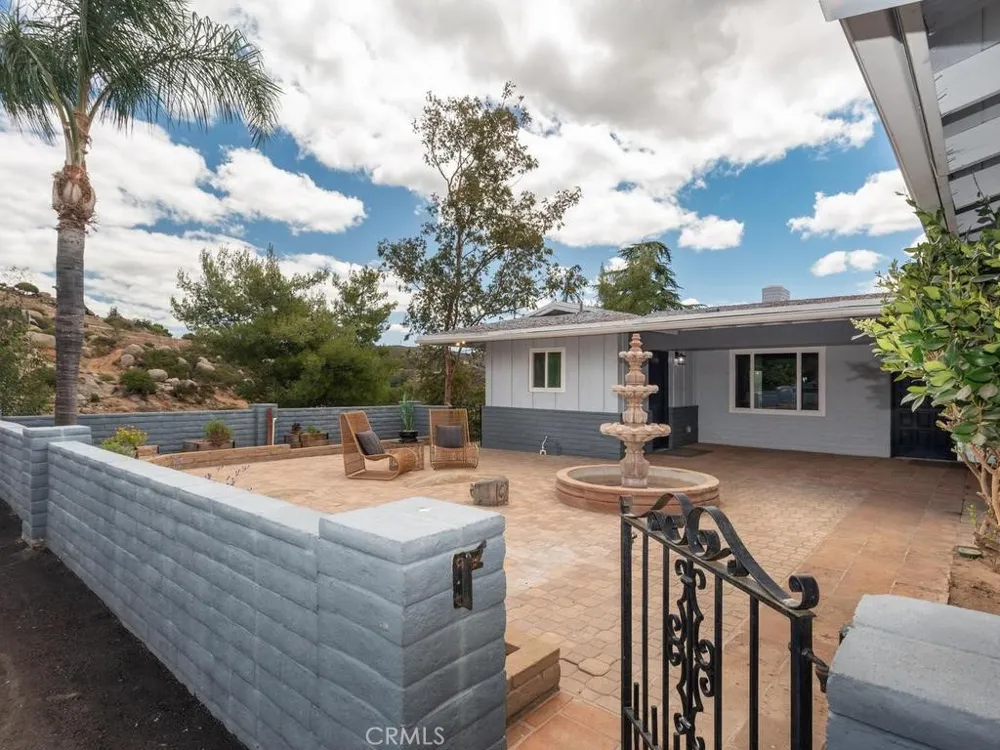 2302 Via Dieguenos Alpine, CA 91901