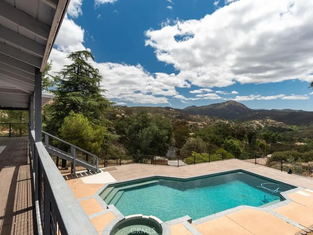 2302 Via Dieguenos Alpine, CA 91901