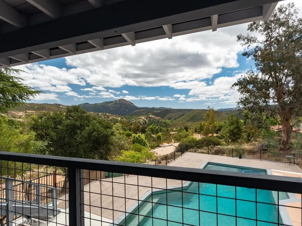 2302 Via Dieguenos Alpine, CA 91901