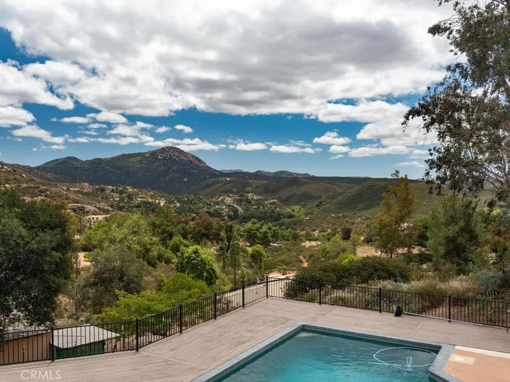 2302 Via Dieguenos Alpine, CA 91901
