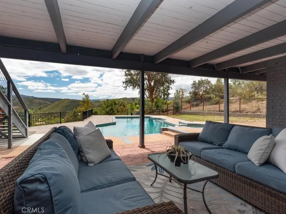 2302 Via Dieguenos Alpine, CA 91901