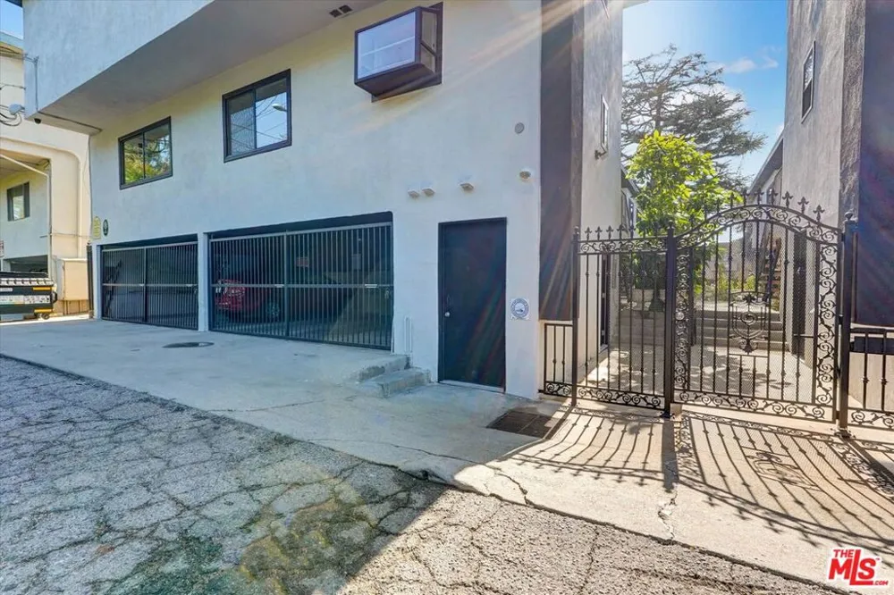 5726 Woodman Avenue #4 Van Nuys, CA 91401