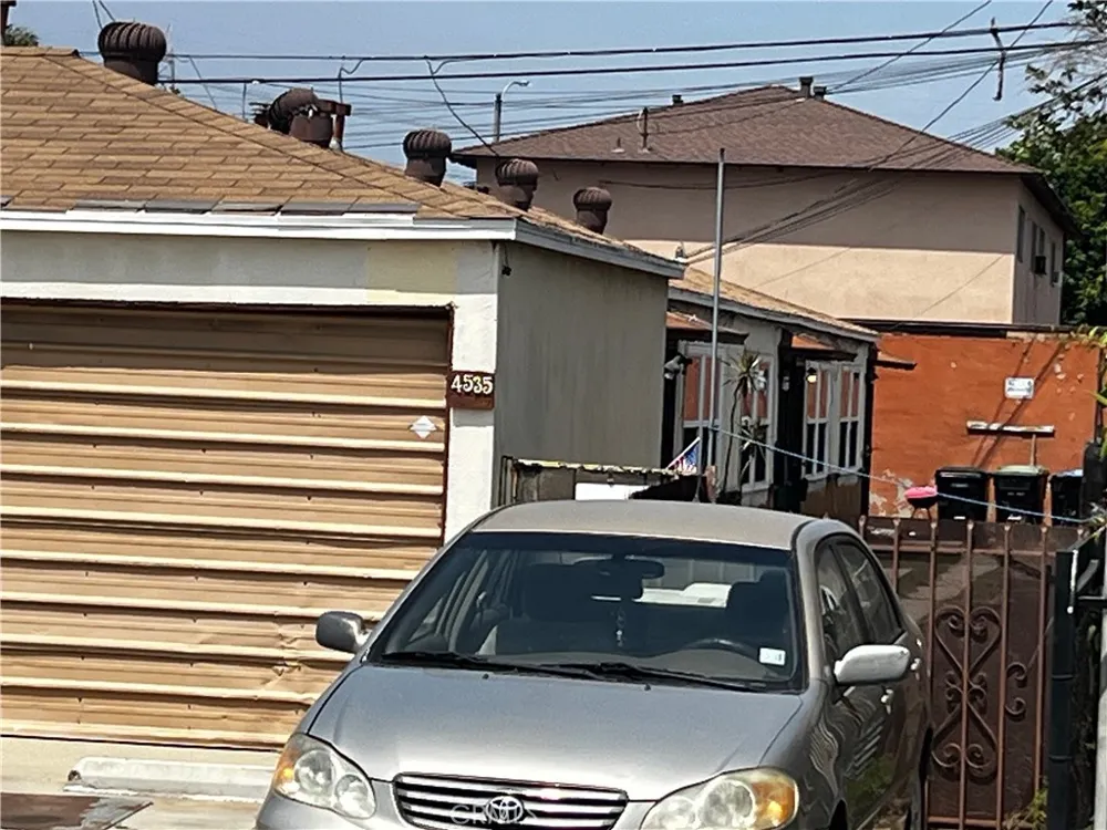 4535 E 55th Maywood, CA 90270