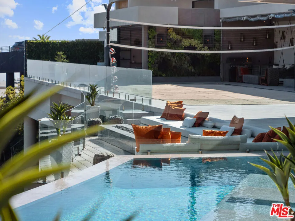9330 Flicker Way Los Angeles, CA 90069