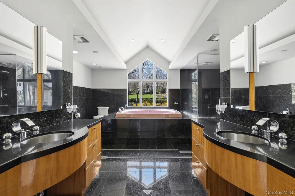 92 Old House Lane Sands Point, NY 11050