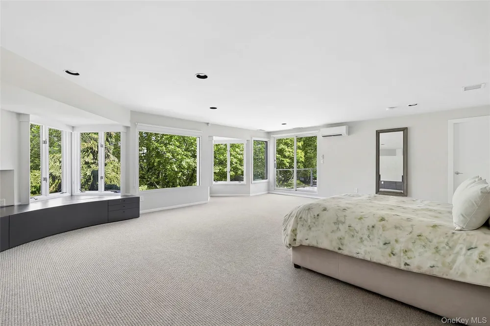 92 Old House Lane Sands Point, NY 11050