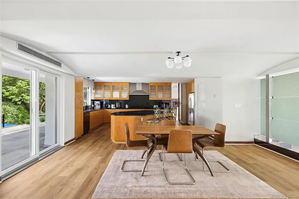 92 Old House Lane Sands Point, NY 11050