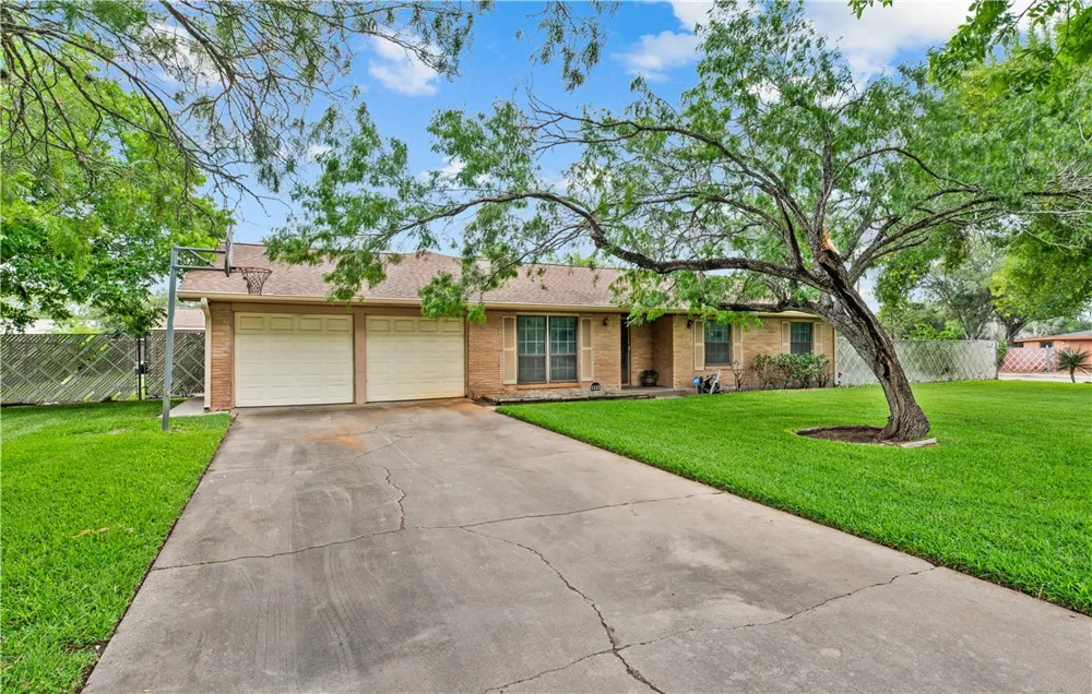 1333 Rose Drive Alice, TX 78332
