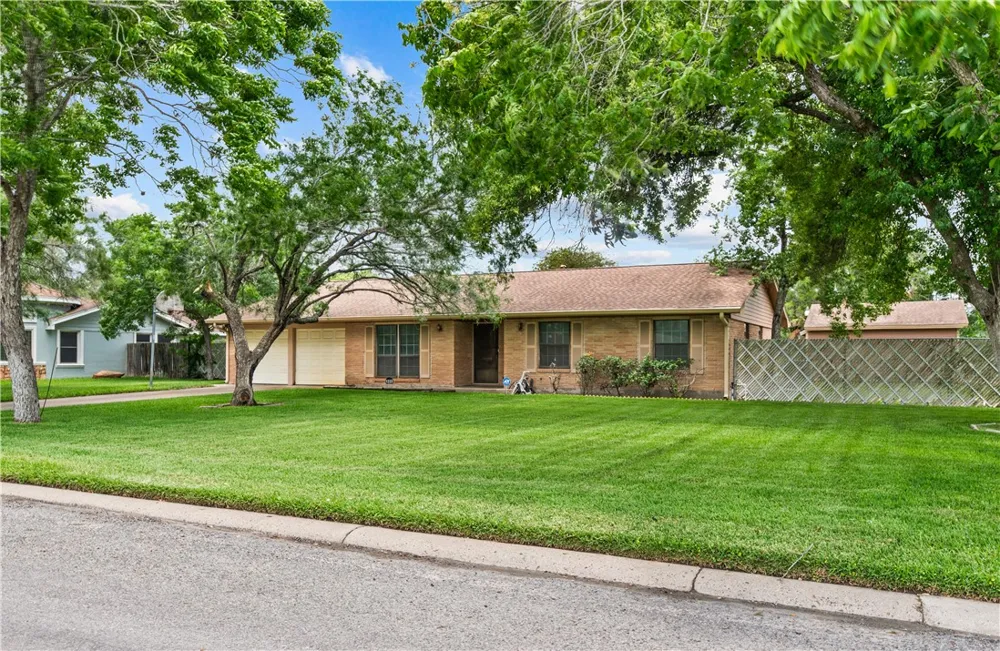1333 Rose Drive Alice, TX 78332