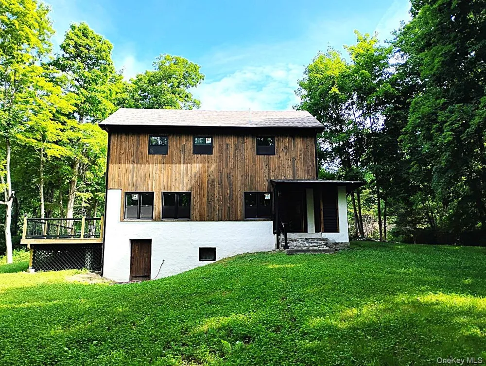 17 Gretna Hill Road Pleasant Valley, NY 12569
