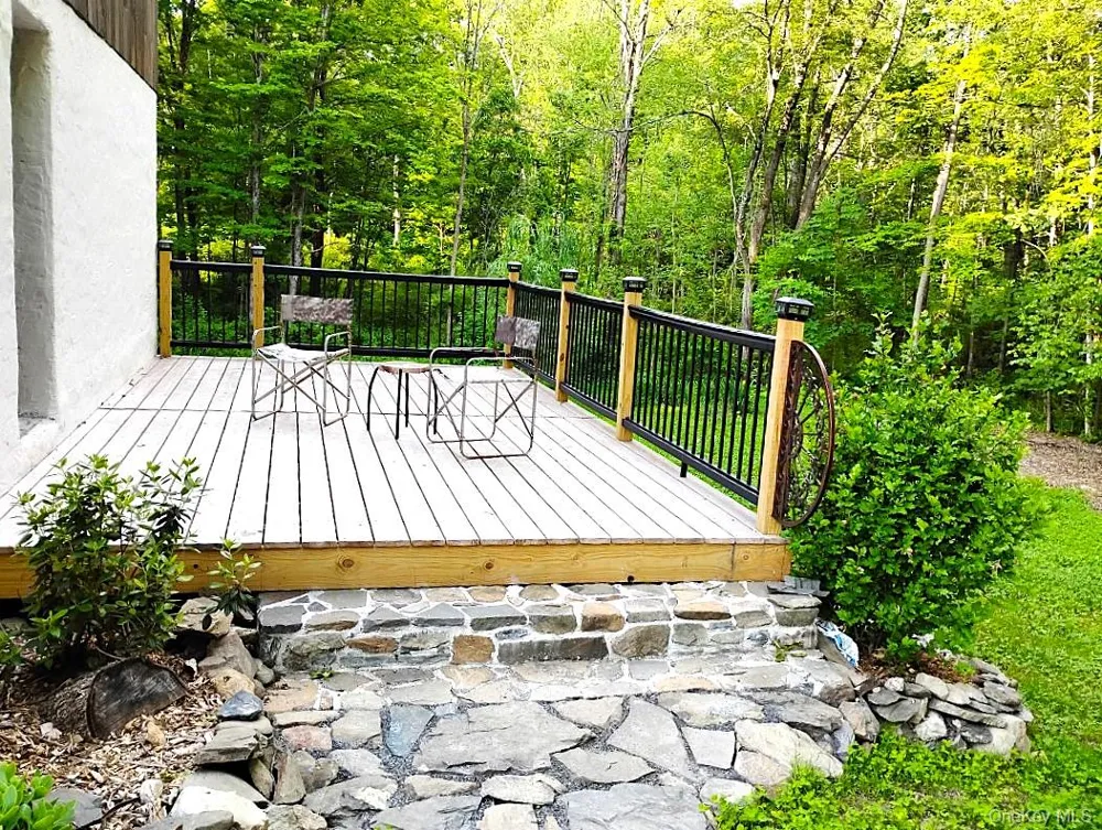 17 Gretna Hill Road Pleasant Valley, NY 12569