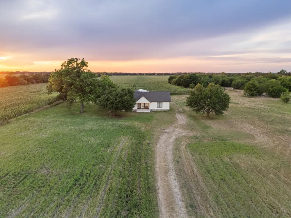 300 Grellhesl West, TX 76691