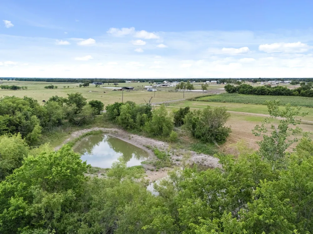 300 Grellhesl West, TX 76691