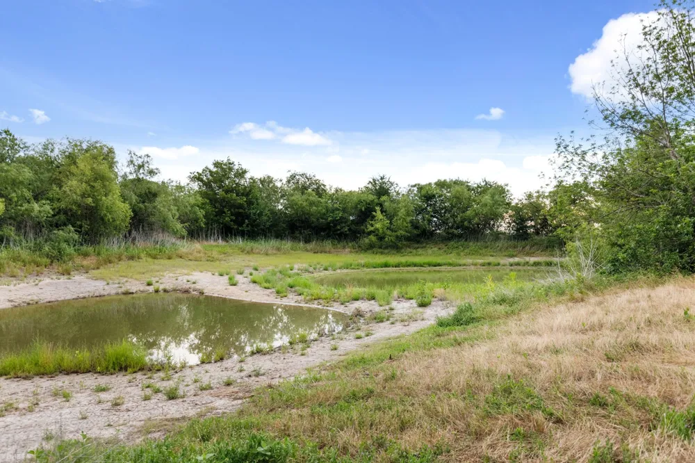 300 Grellhesl West, TX 76691