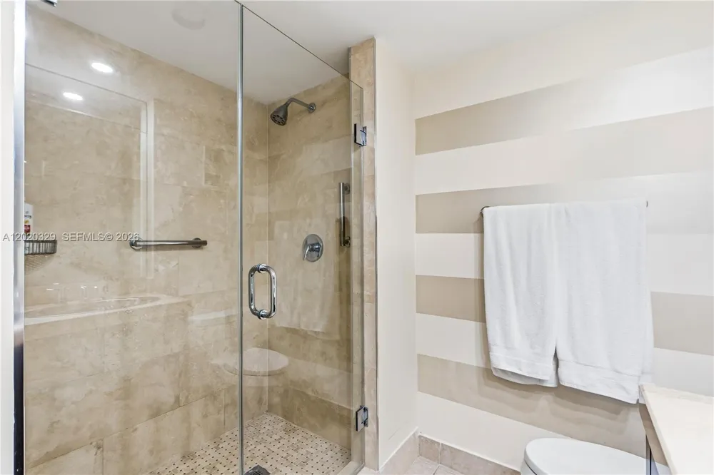 20281 E Country Club Dr #2101 Aventura, FL 33180