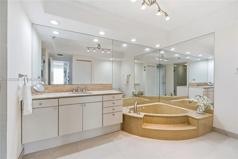 20281 E Country Club Dr #2101 Aventura, FL 33180