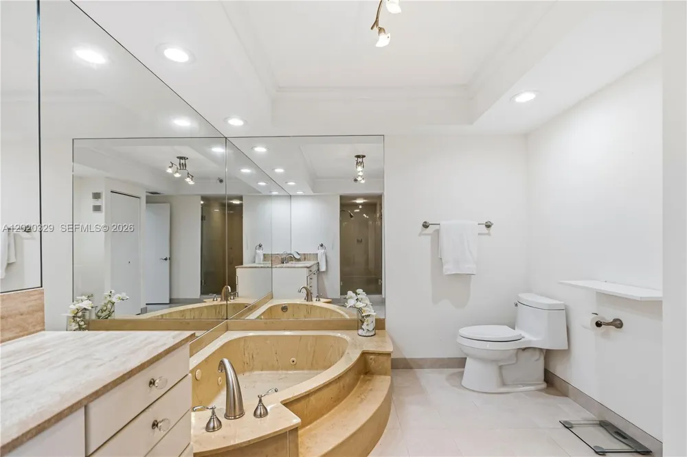 20281 E Country Club Dr #2101 Aventura, FL 33180