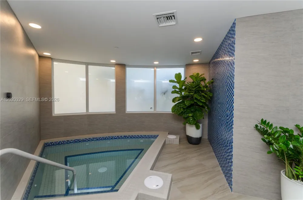 20281 E Country Club Dr #2101 Aventura, FL 33180