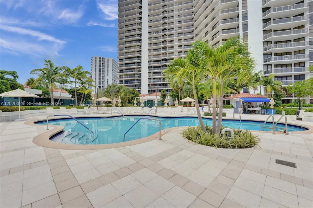20281 E Country Club Dr #2101 Aventura, FL 33180
