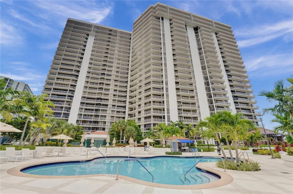 20281 E Country Club Dr #2101 Aventura, FL 33180