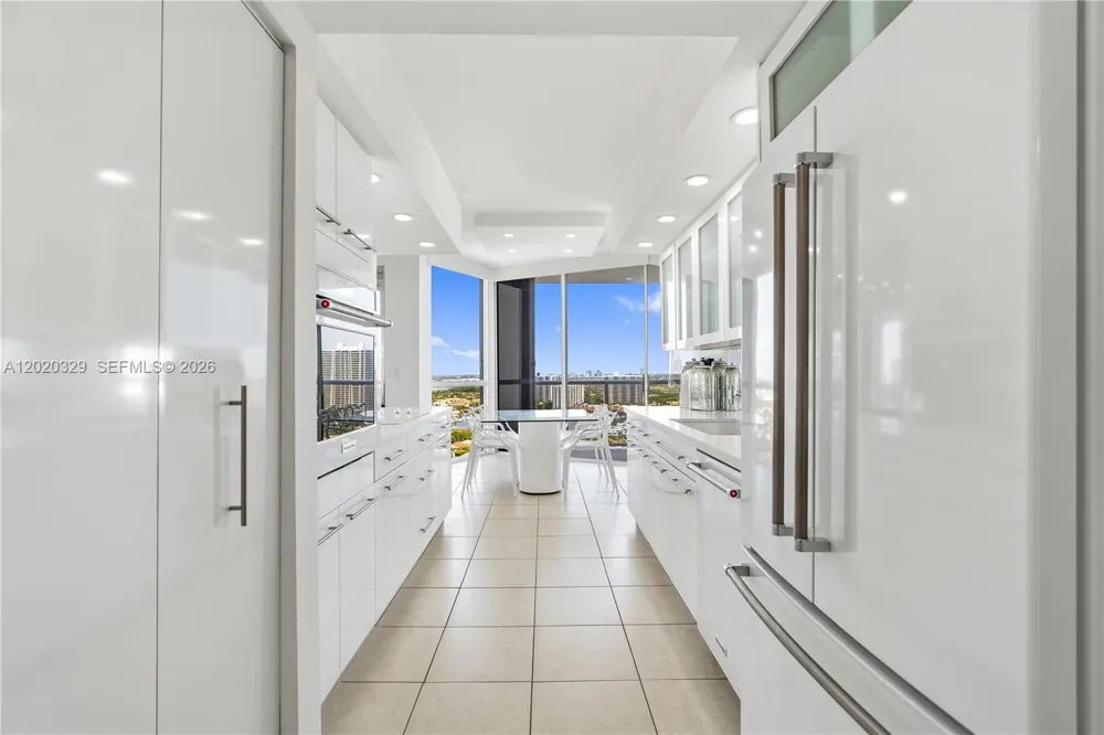 20281 E Country Club Dr #2101 Aventura, FL 33180