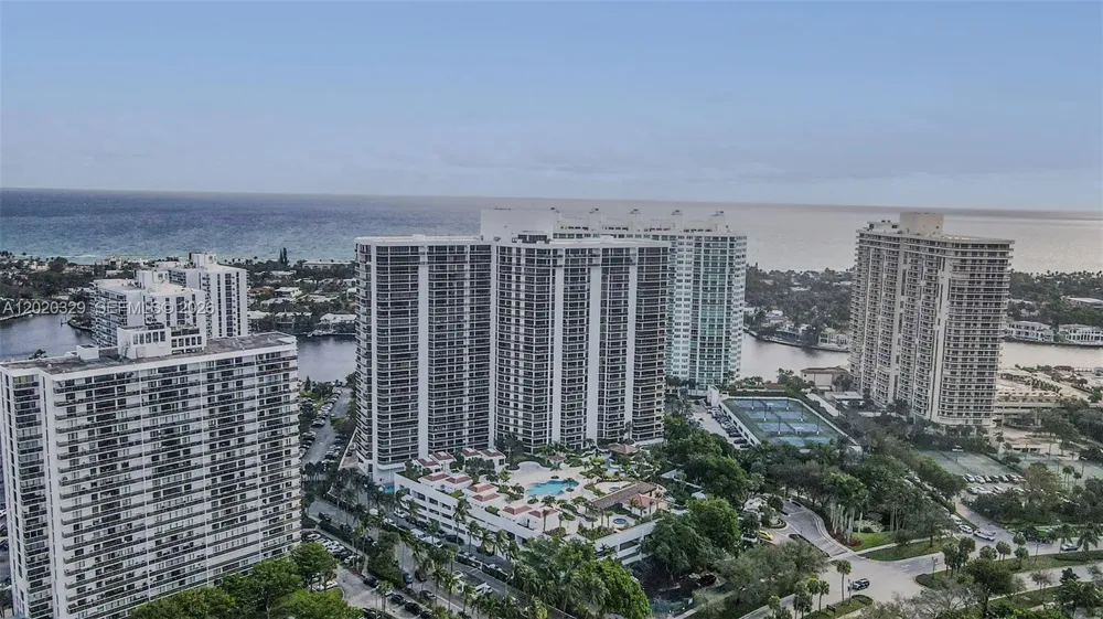 20281 E Country Club Dr #2101 Aventura, FL 33180
