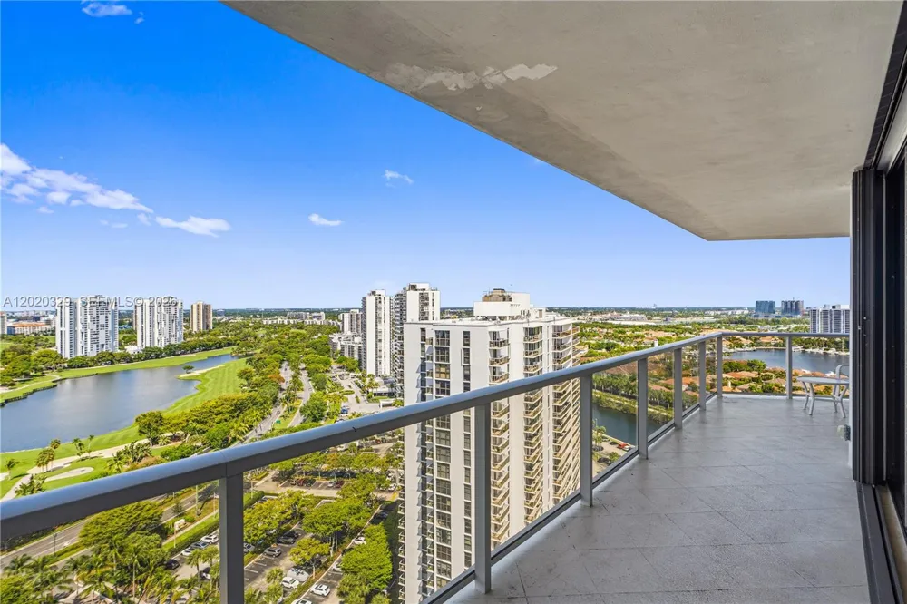 20281 E Country Club Dr #2101 Aventura, FL 33180