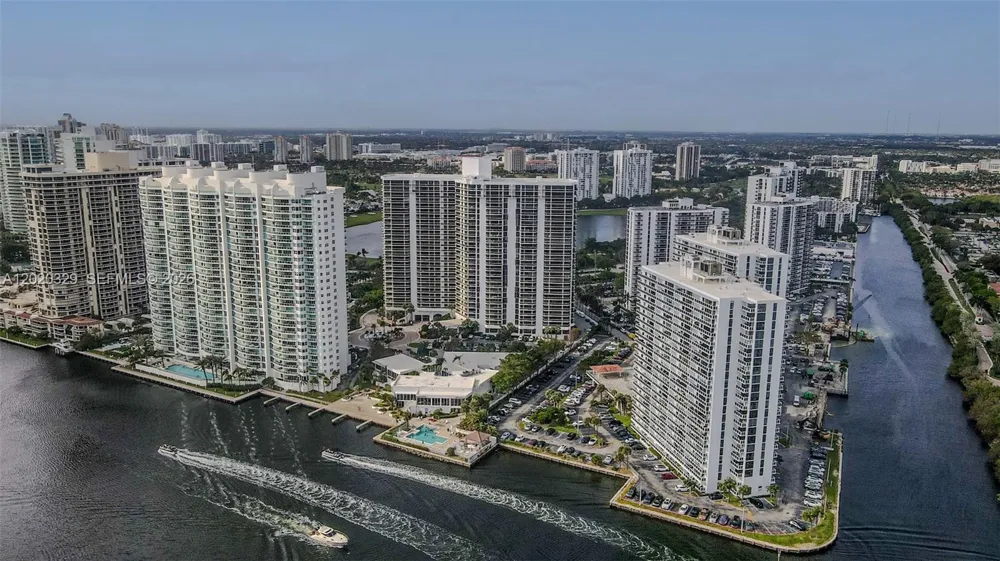 20281 E Country Club Dr #2101 Aventura, FL 33180