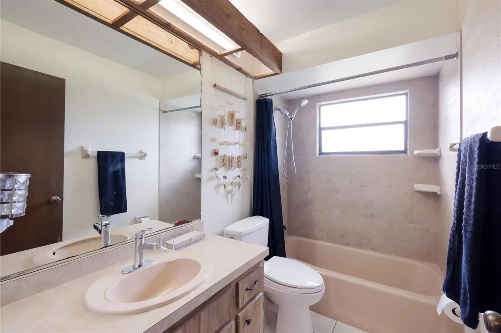 5202 FOXCROFT COURT Sarasota, FL 34232