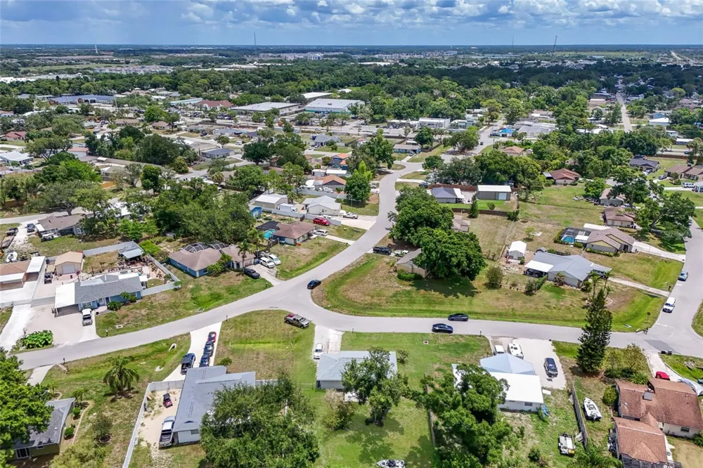 5202 FOXCROFT COURT Sarasota, FL 34232