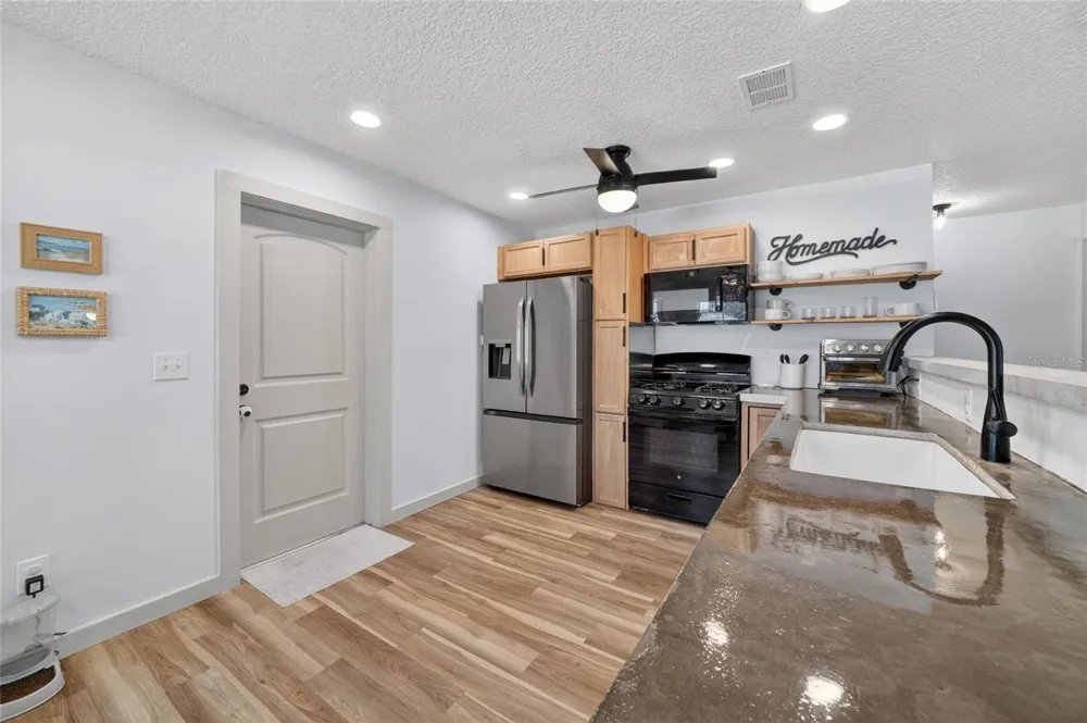 529 E GOTTSCHE AVENUE Eustis, FL 32726