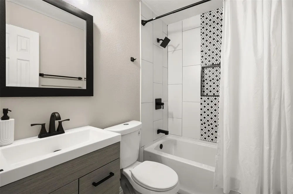 602 Oak Briar Drive Kemah, TX 77565