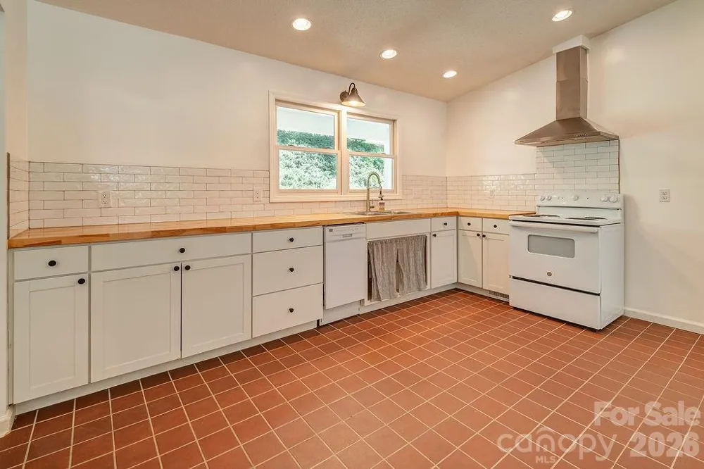 146 Churchill Downs Drive Fairview, NC 28730