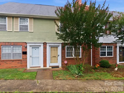 1300 Larchmont Place #411