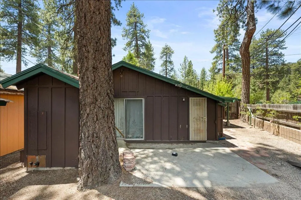 39148 Rim Of The World Drive Fawnskin, CA 92333