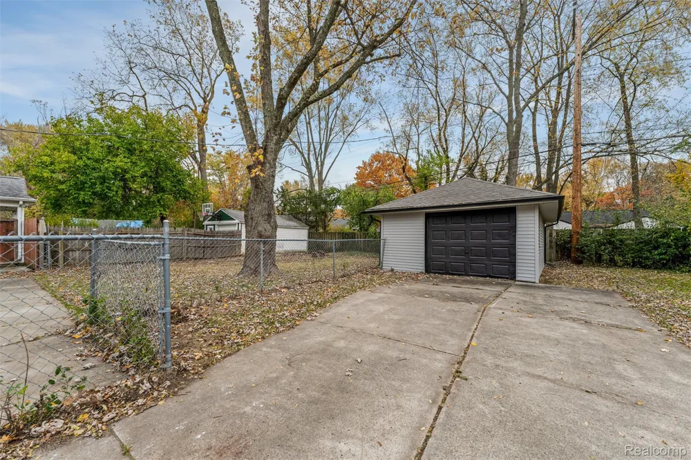 15751 W 14 Mile Road Beverly Hills Village, MI 48025