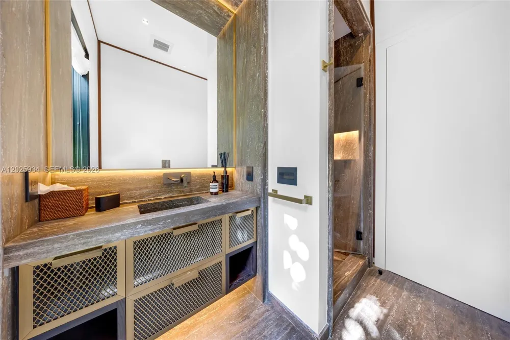 200 W Rivo Alto Dr Miami Beach, FL 33139