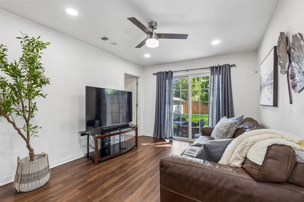 5111 Stoneleigh Avenue Dallas, TX 75235
