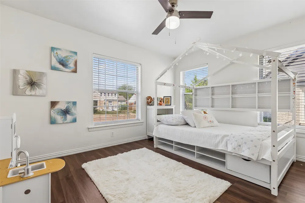 5111 Stoneleigh Avenue Dallas, TX 75235