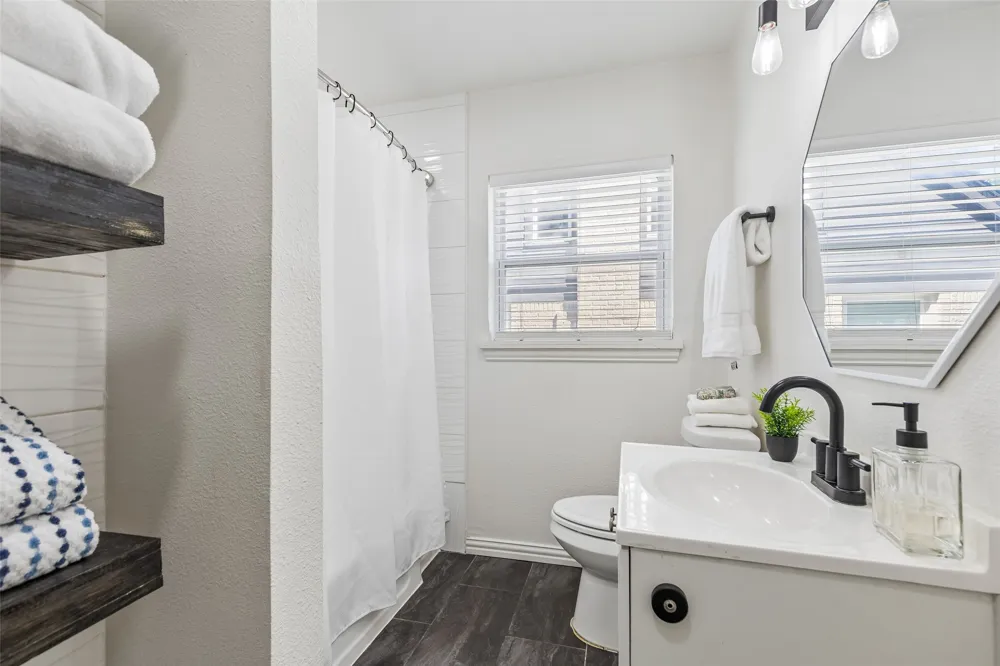 5111 Stoneleigh Avenue Dallas, TX 75235