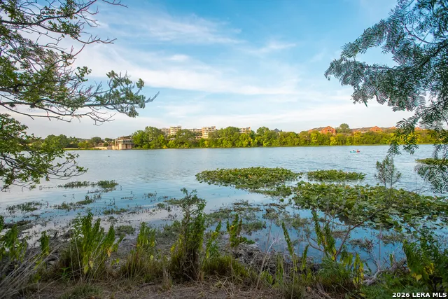 900 THOMPSON RD Kerrville, TX 78028