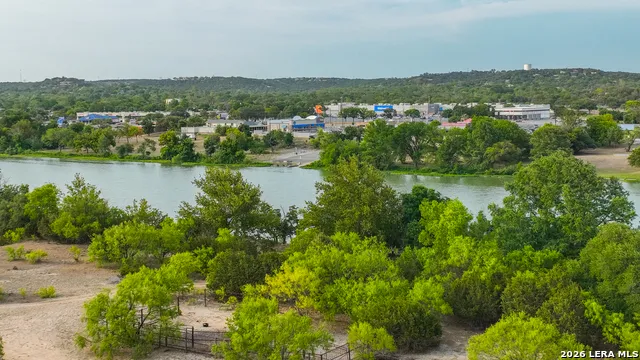 900 THOMPSON RD Kerrville, TX 78028
