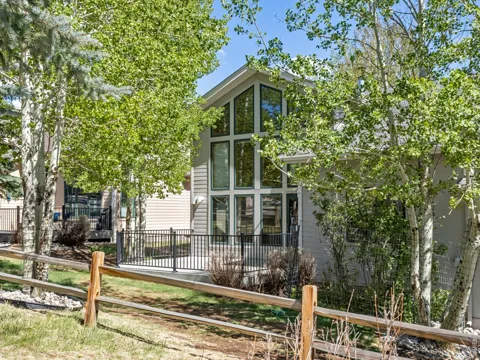 1600 Wapiti Circle #33