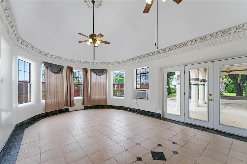 1221 Encino Drive Pleasanton, TX 78064